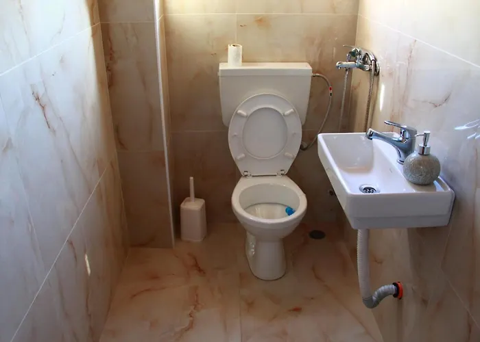 2 Kitarat Bb Frühstückspension Vlorë